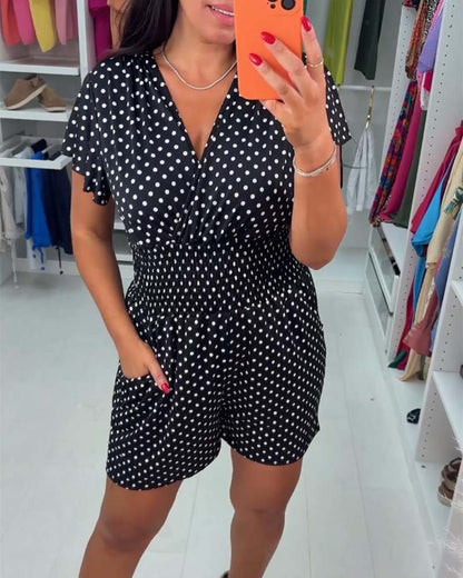 Lässiger kurzarm-jumpsuit mit v-ausschnitt und polka-dot-print