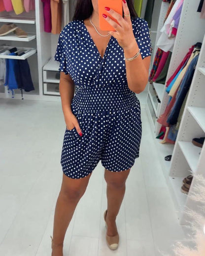 Lässiger kurzarm-jumpsuit mit v-ausschnitt und polka-dot-print